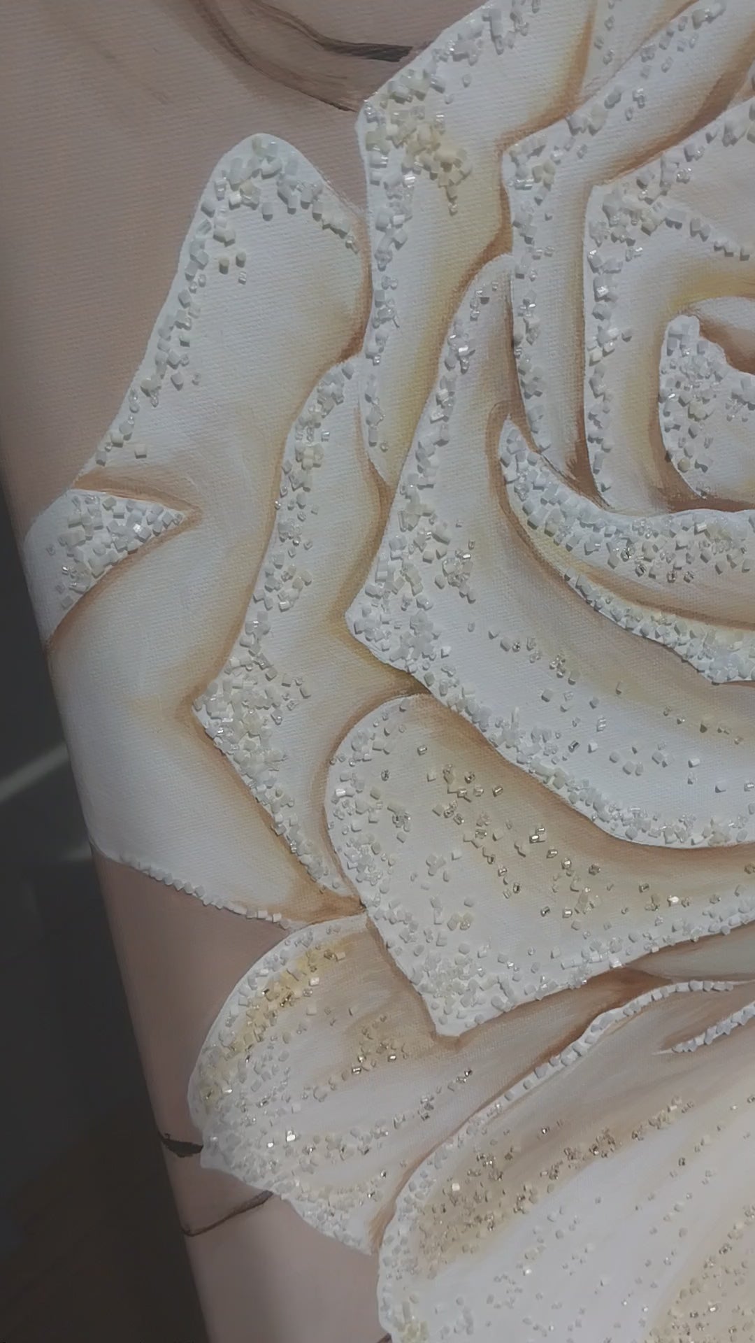 Close-up video of Artecasso Pearl Beauty wall art showing the shimmering antique gold relief texture and light-reflecting paint for living room decor.